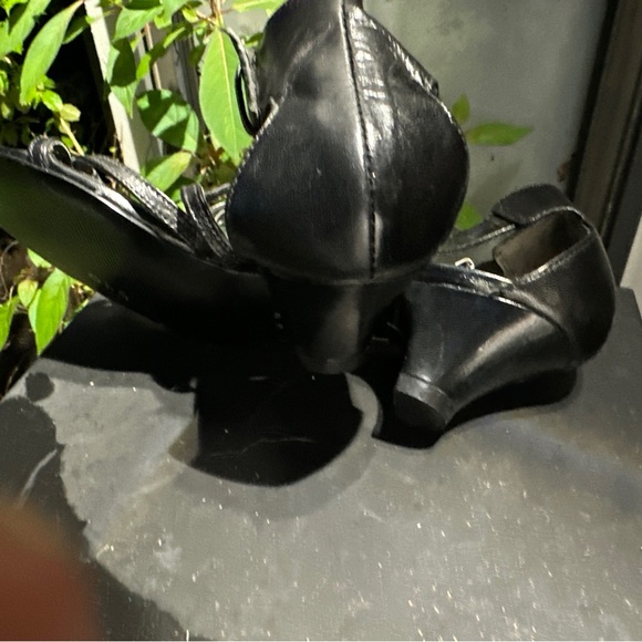 Nine West  7M Leather Strappy Low Heel Ankle Strap 2” Heel - Picture 3 of 5